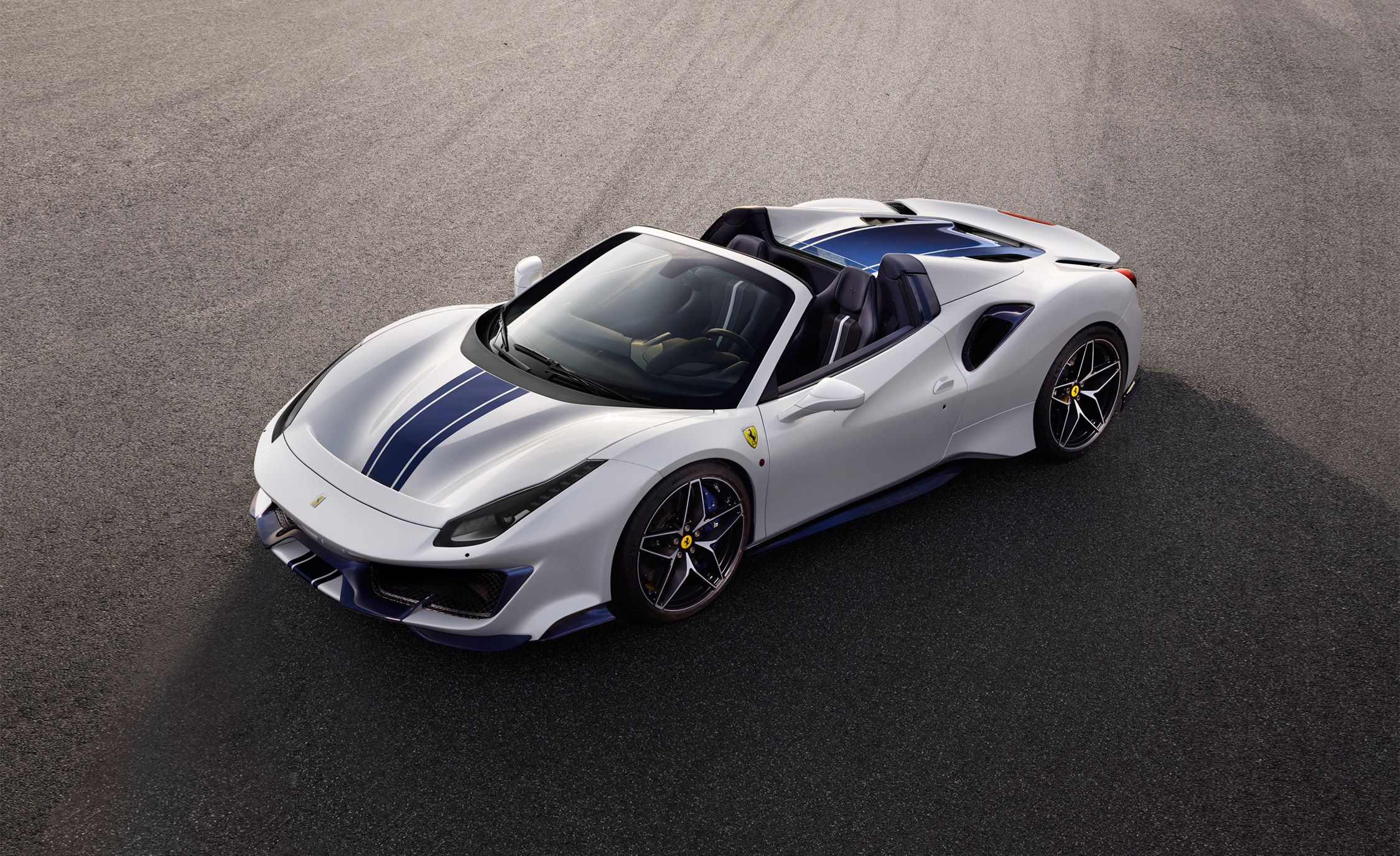 Foto van FERRARI 488 PISTA SPIDER