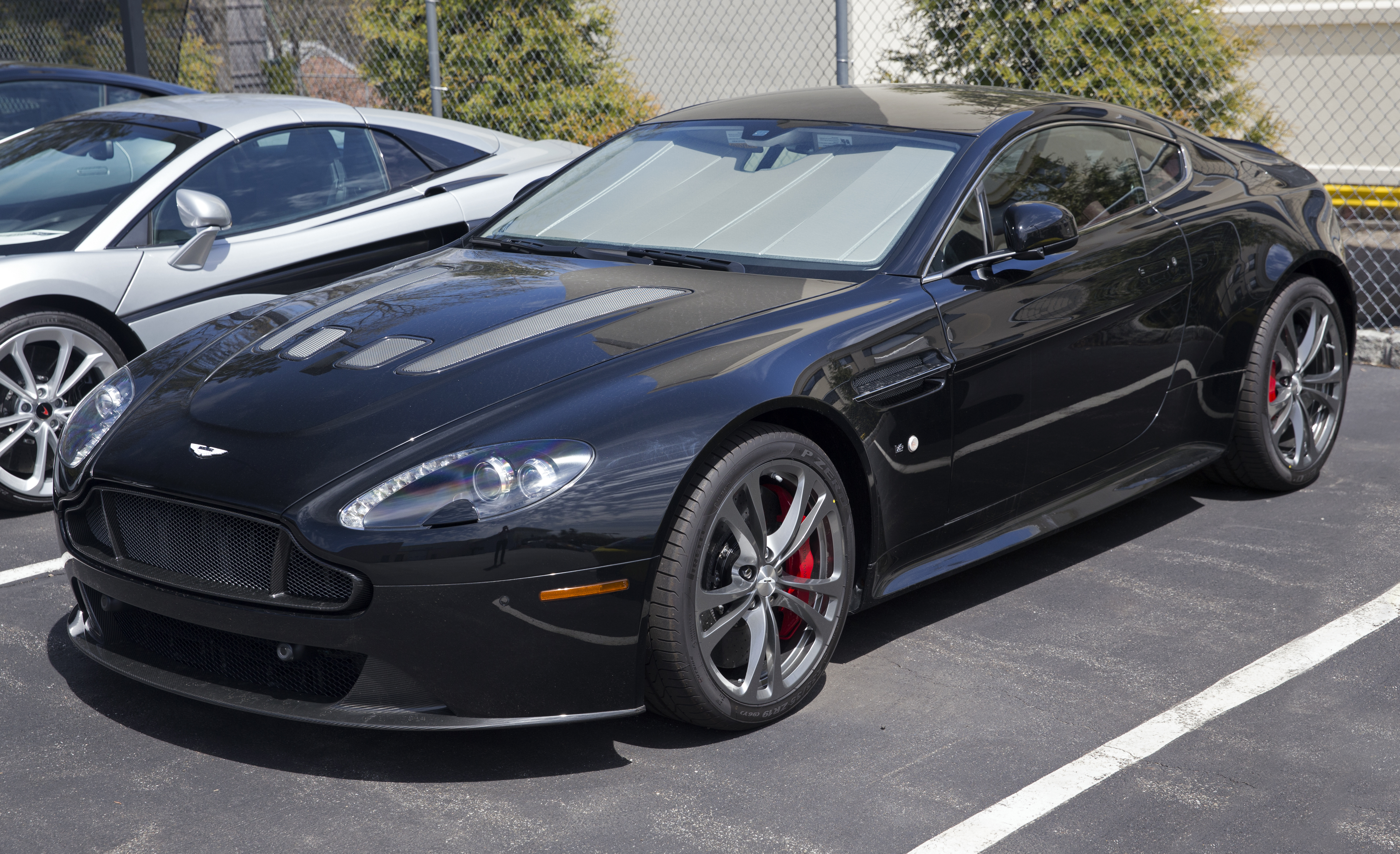 Foto van ASTON MARTIN V12 VANTAGE ROADSTER