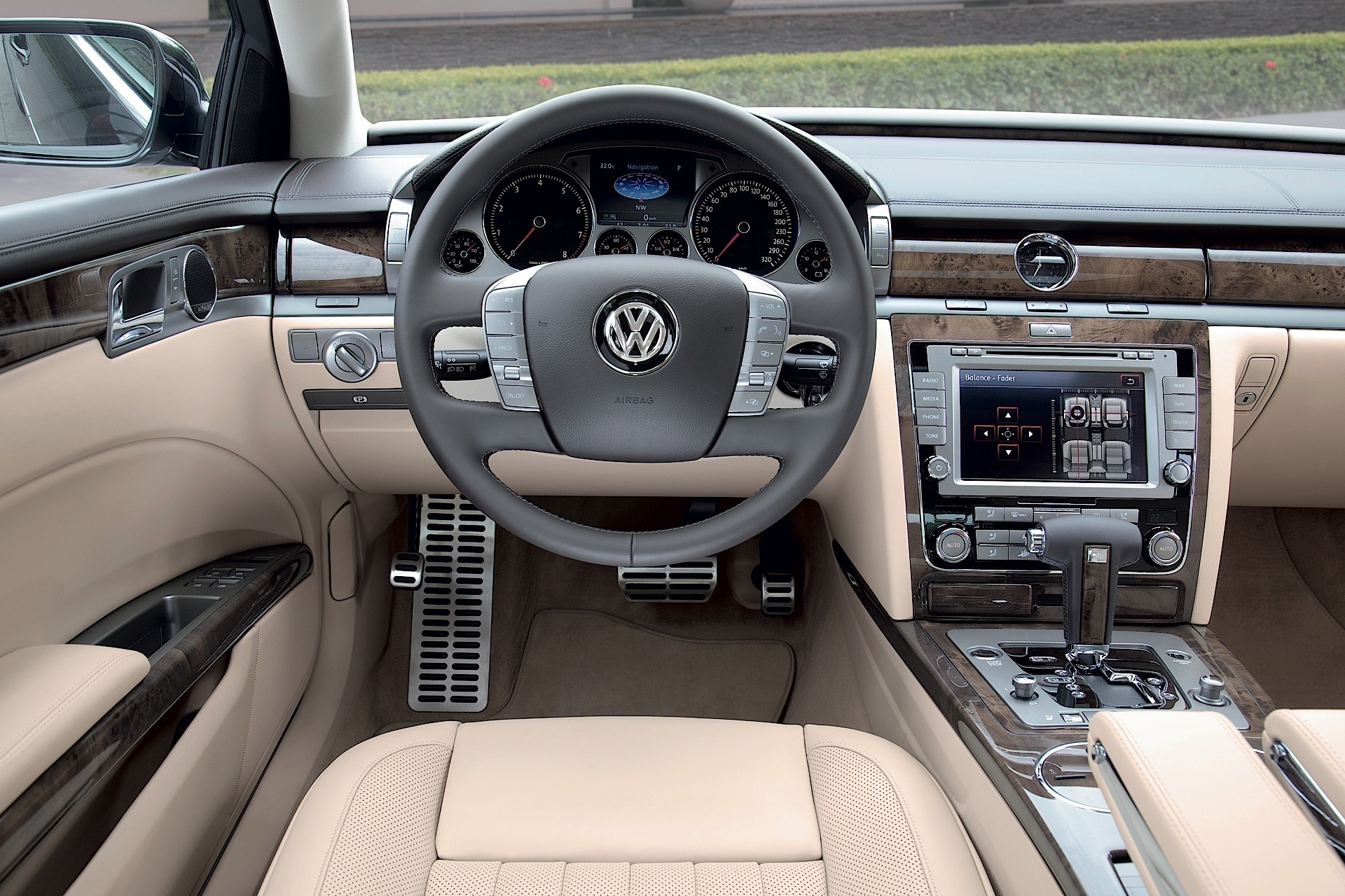 Foto van VOLKSWAGEN PHAETON