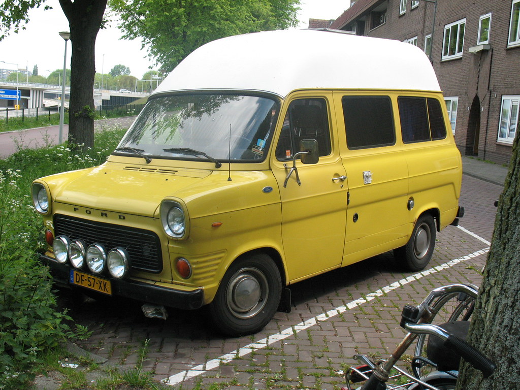 Ford Transit 100 Kampeerauto  1974 - voorkant