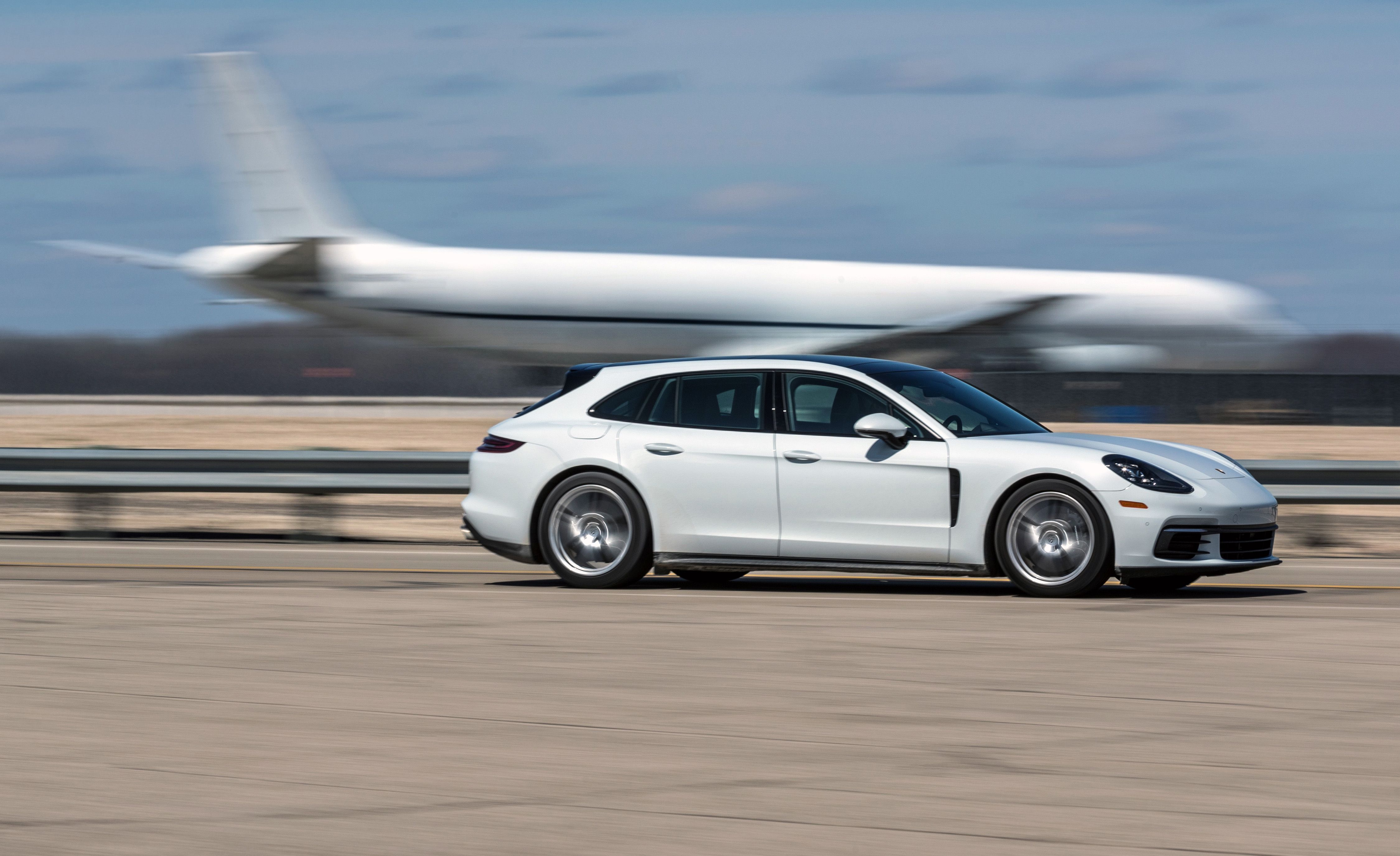 Foto van PORSCHE PANAMERA 4