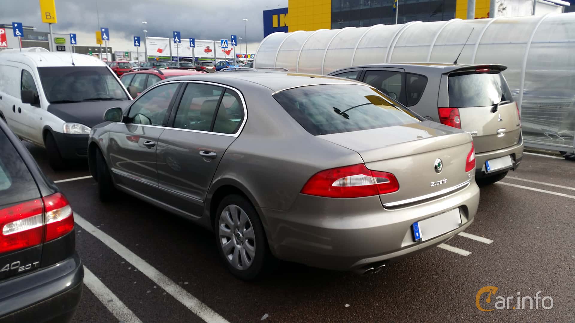 Skoda Superb  2011 - voorkant
