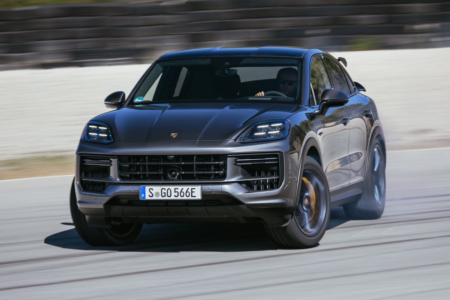 Foto van PORSCHE CAYENNE TURBO E-HYBRID