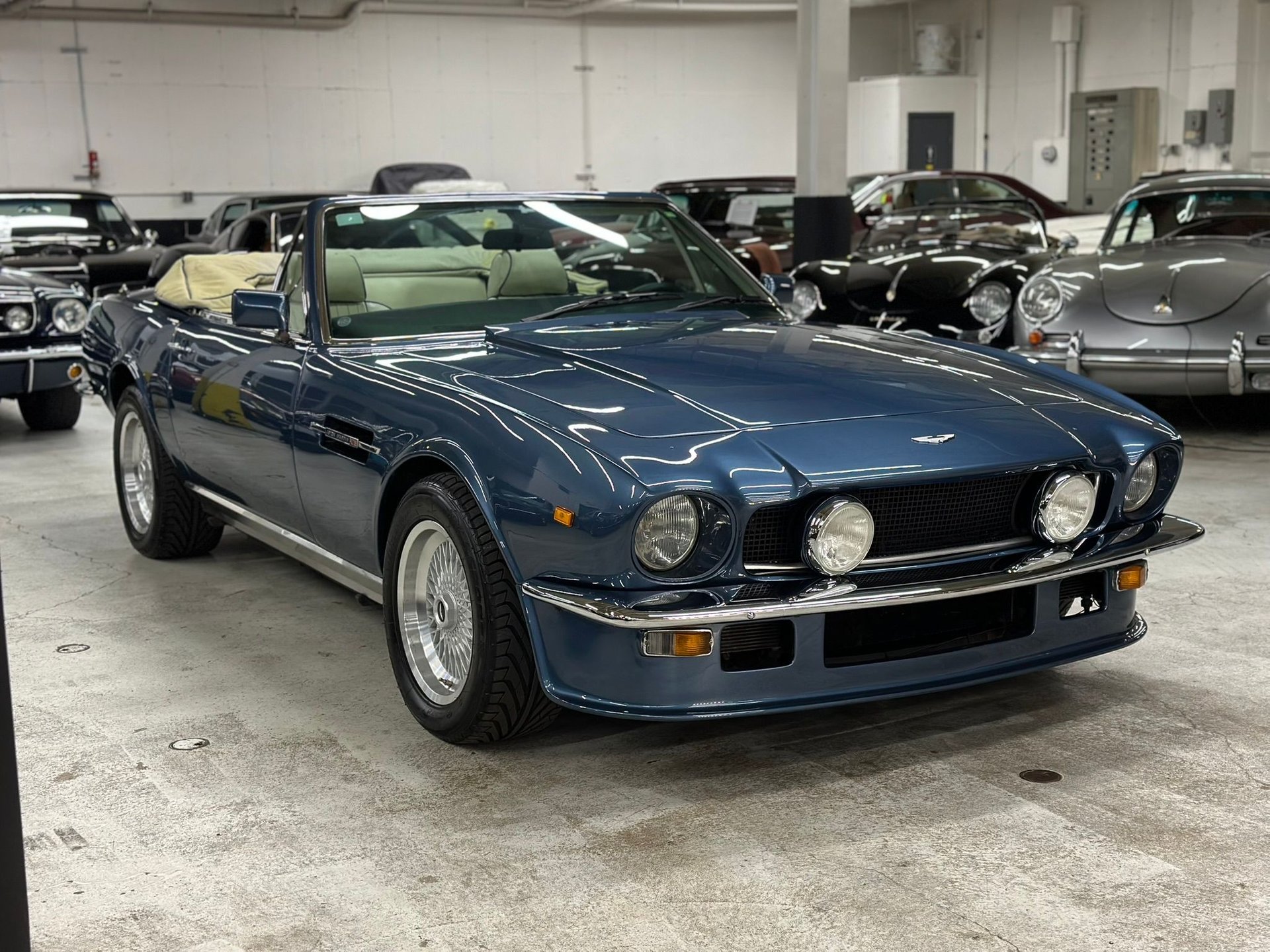Aston Martin V8 Volante  1987 - voorkant