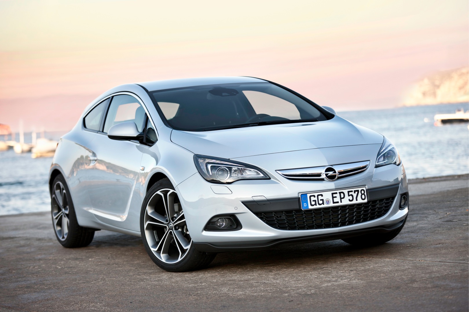 Opel Astra GTC  2013 - voorkant