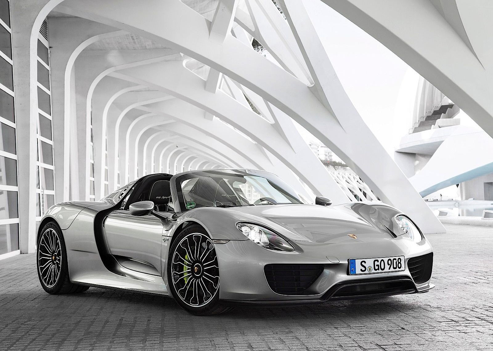 Foto van PORSCHE 918 SPYDER